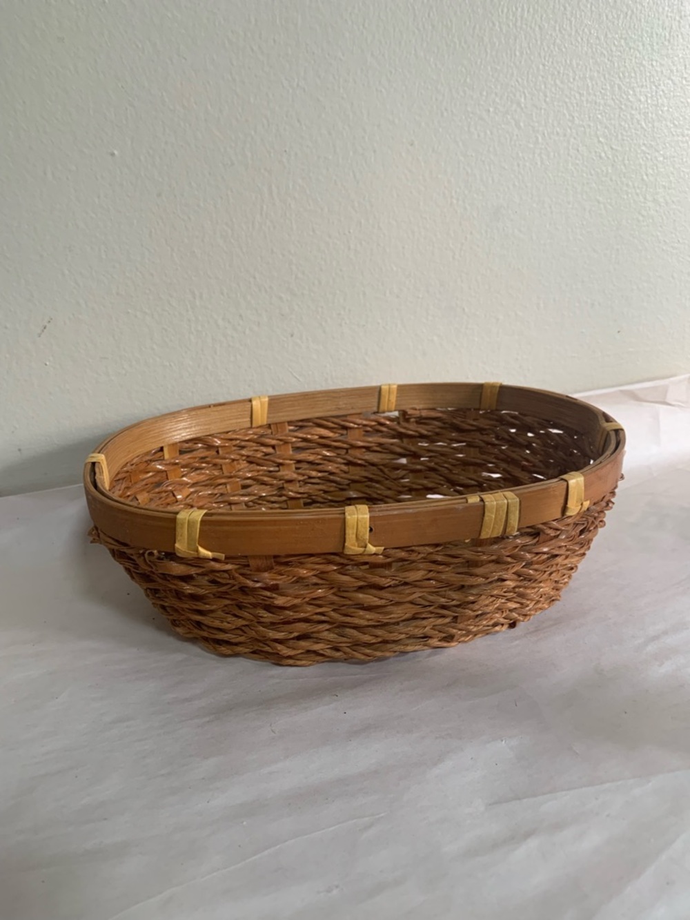 Vintage Handwoven Wicker Seagrass Basket Oval Boho Split Bamboo Rim 10x7” Rustic